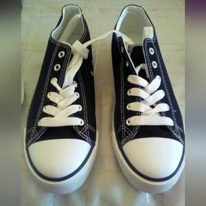 BNWOT (CONVERSE STYLE) SNEAKERS SZ. MENS 10 BLACK W/ WHITE TRIM